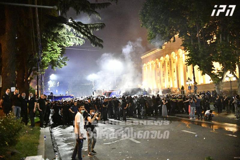 ქაშუეთთან სპეცრაზმი წყლის ჭავლს იყენებს - რა ვითარებაა რუსთაველის გამზირზე